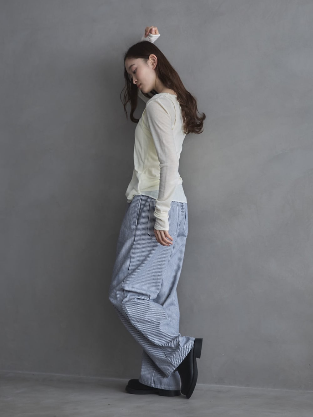 ホワイト系のTシャツ/カットソー、ホワイト系のデニムパンツ、ブラック系のその他シューズを着用したレディースの春コーディネートの2枚目の写真