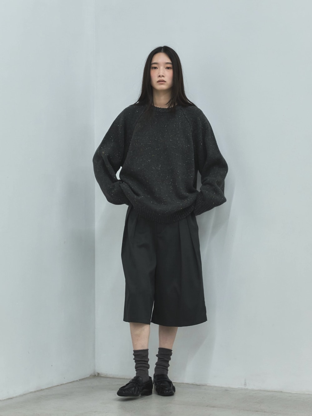 グレー系のニット/セーター、グレー系のその他パンツ、ブラック系のローファーを着用したレディースの秋コーディネートの3枚目の写真