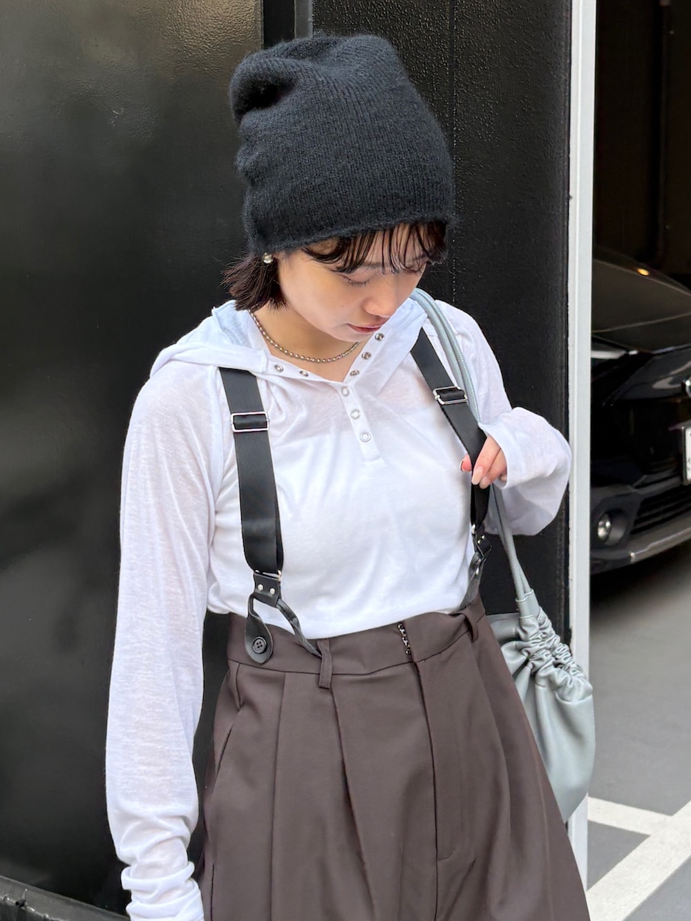 ホワイト系のTシャツ/カットソー、ブラウン系のその他パンツ、ブラック系のブーツを着用したレディースの冬コーディネートの4枚目の写真