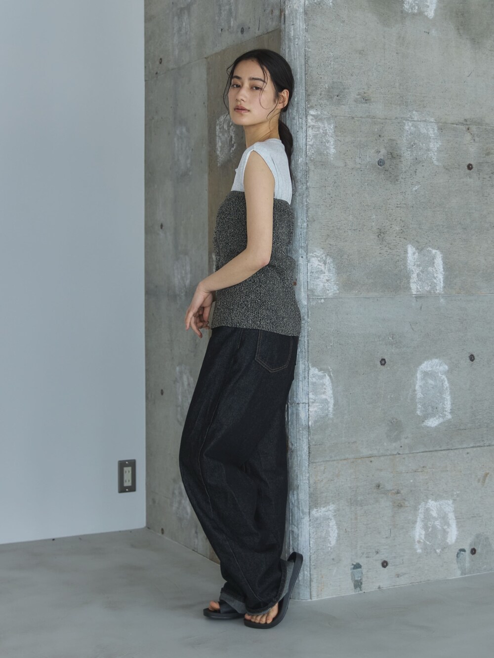 ベージュ系のタンクトップ、グレー系のその他トップス、ブラック系のデニムパンツを着用したレディースの夏コーディネートの2枚目の写真
