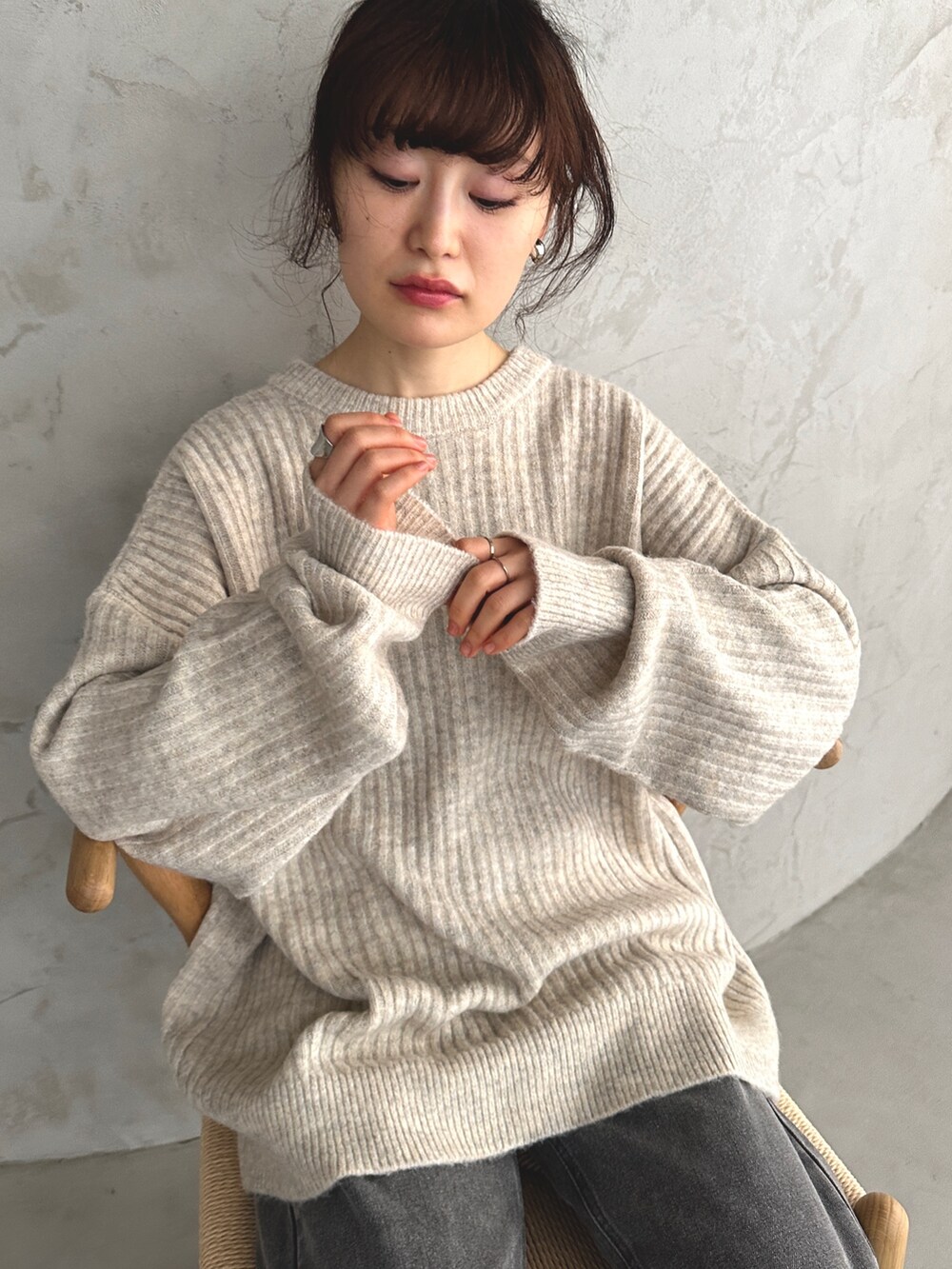 ホワイト系のカーディガン/ボレロ、グレー系のデニムパンツ、ブラック系のスリッポンを着用したレディースの冬コーディネートの5枚目の写真