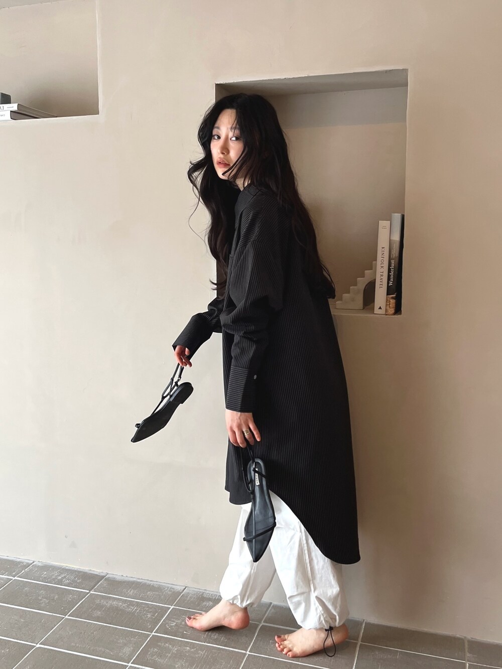ブラック系のシャツ/ブラウス、ホワイト系のカーゴパンツ、ブラック系のサンダルを着用したレディースの春コーディネートの4枚目の写真