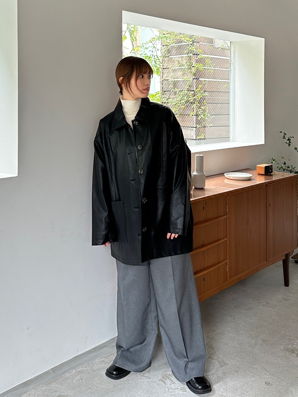 ブラック系のカバーオール、グレー系のサロペット/オーバーオール、その他のその他を着用したレディースの秋コーディネートの3枚目の写真