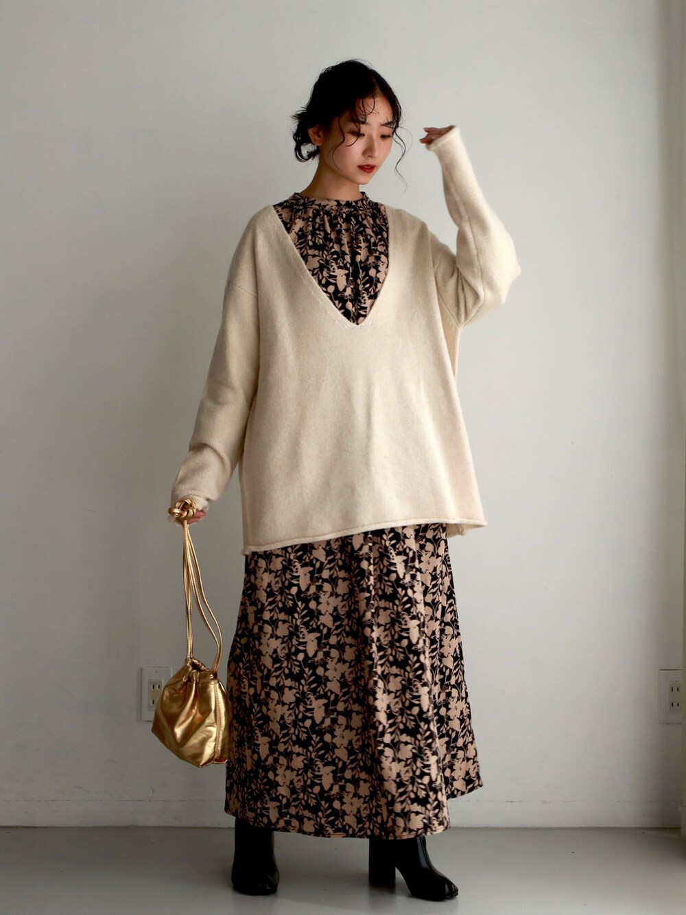 「ブラックコーデ、冬コーデ、ロングコート、プチプラ、デートスタイル（WOMEN）、大人女子、花柄ワンピース、プチプラコーデ、モノトーンコーデ、ゆるコーデ、低身長コーデ、オトナガーリー、ボアコート、オトナ女子、低身長女子」｜「feepurのボアロングコート（ノーカラーコート、ブラック系）」を使った、feepurさん（レディース・156cm）の秋コーディネートの2枚目の写真