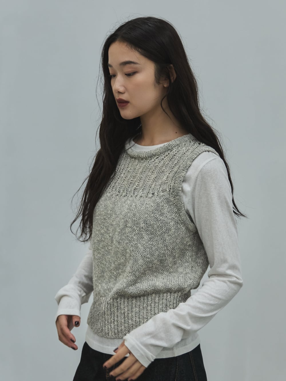 ホワイト系のTシャツ/カットソー、グレー系のタンクトップ、ブラック系のデニムパンツを着用したレディースの秋コーディネートの5枚目の写真