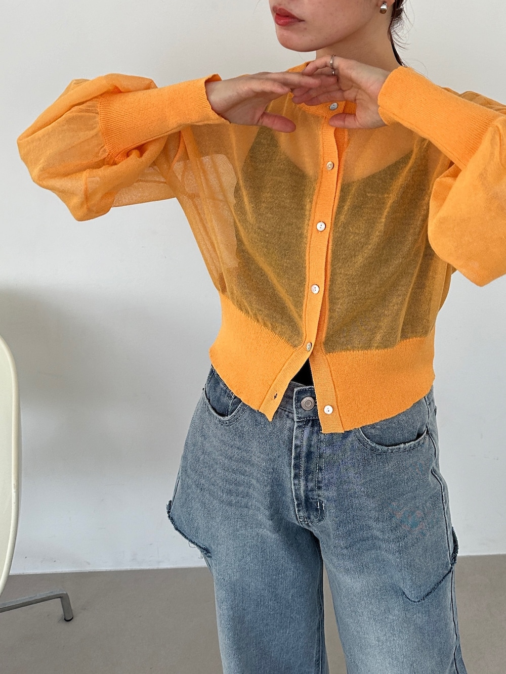 オレンジ系のカーディガン/ボレロ、ブルー系のデニムパンツ、その他のその他を着用したレディースの春コーディネートの3枚目の写真