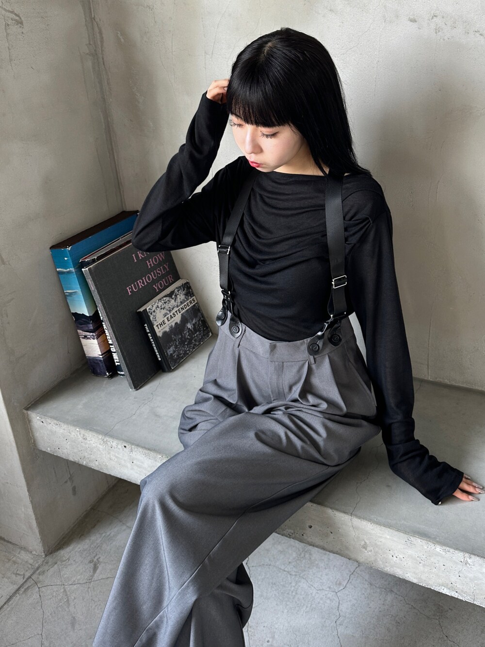 グレー系のその他パンツ、ブラック系のTシャツ/カットソー、ブラック系のスリッポンを着用したレディースの夏コーディネートの3枚目の写真