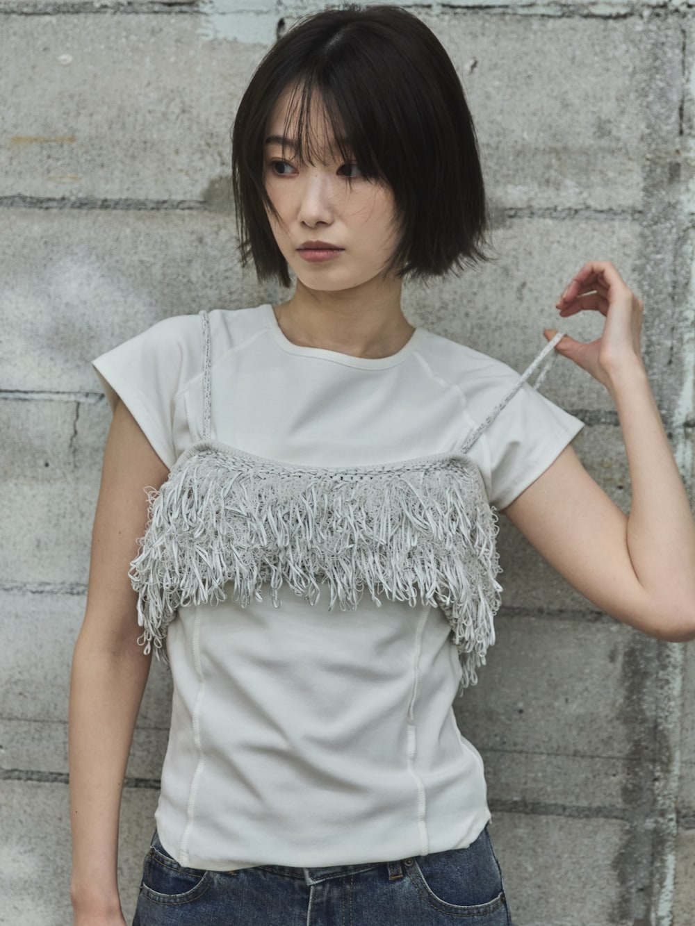 ホワイト系のTシャツ/カットソー、ホワイト系のその他トップス、ブルー系のデニムパンツを着用したレディースの夏コーディネートの4枚目の写真