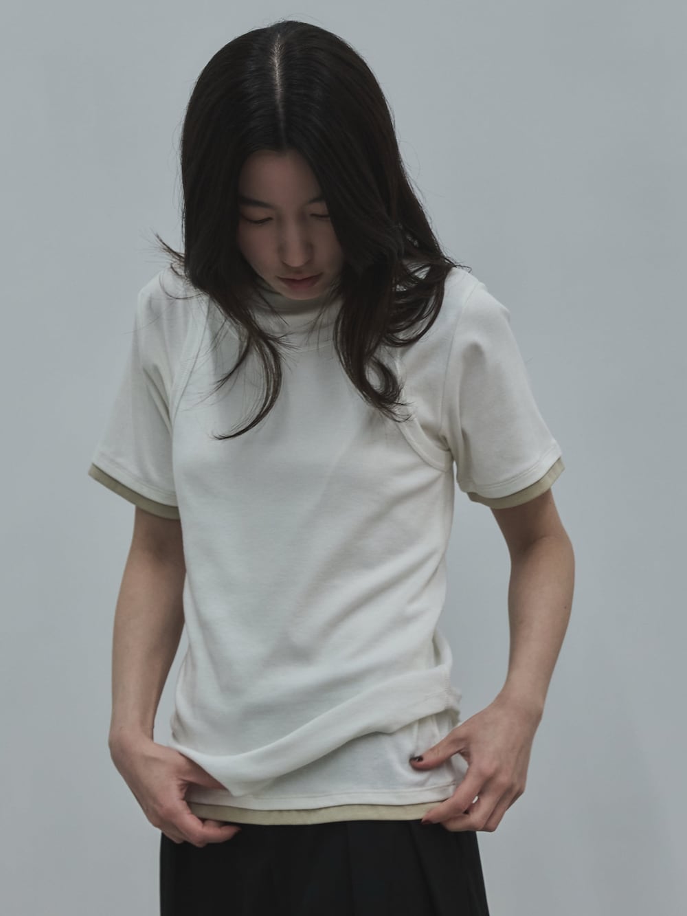 ホワイト系のTシャツ/カットソー、ホワイト系のタンクトップ、ブラック系のその他パンツを着用したレディースの春コーディネートの5枚目の写真