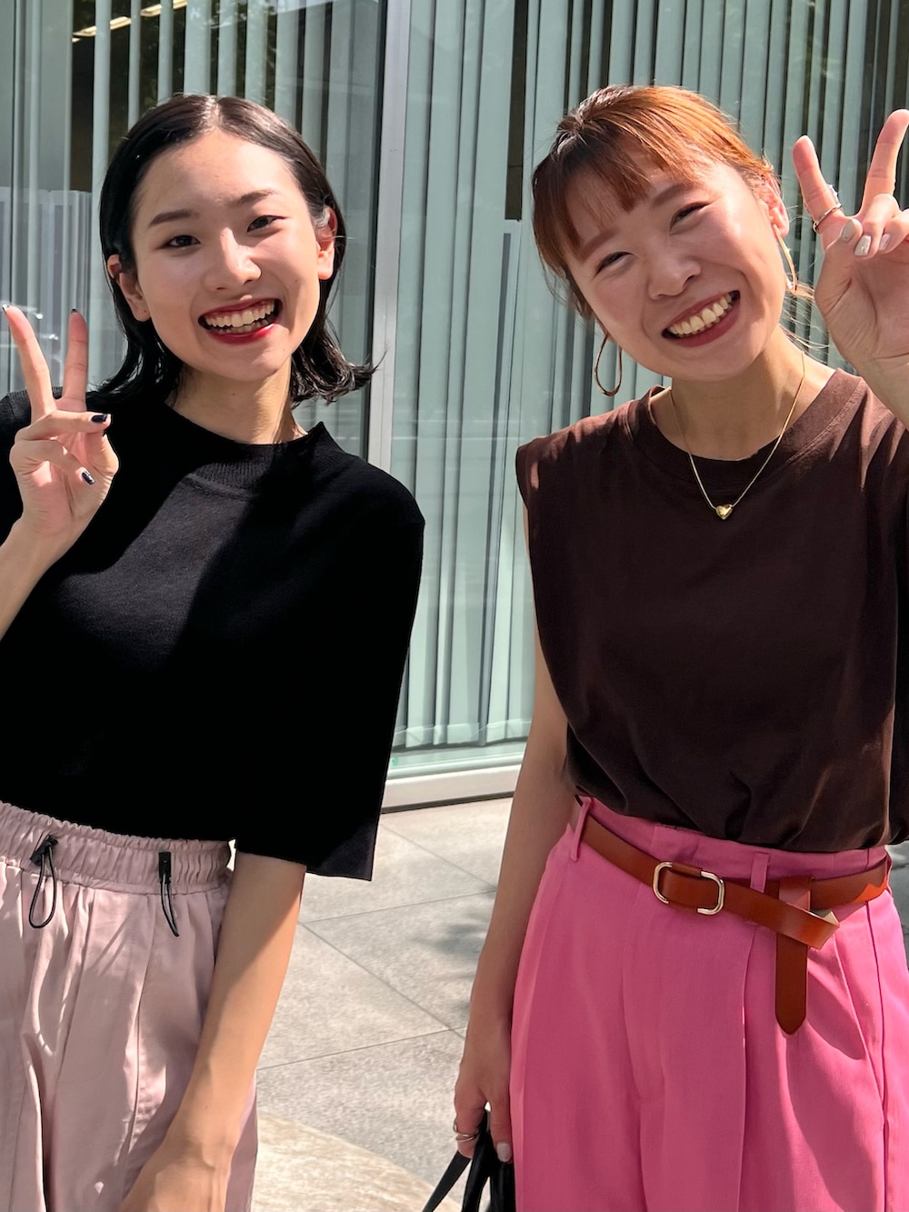 ピンク系のカーゴパンツ、ブラック系のサンダル、その他のその他を着用したレディースの夏コーディネートの4枚目の写真
