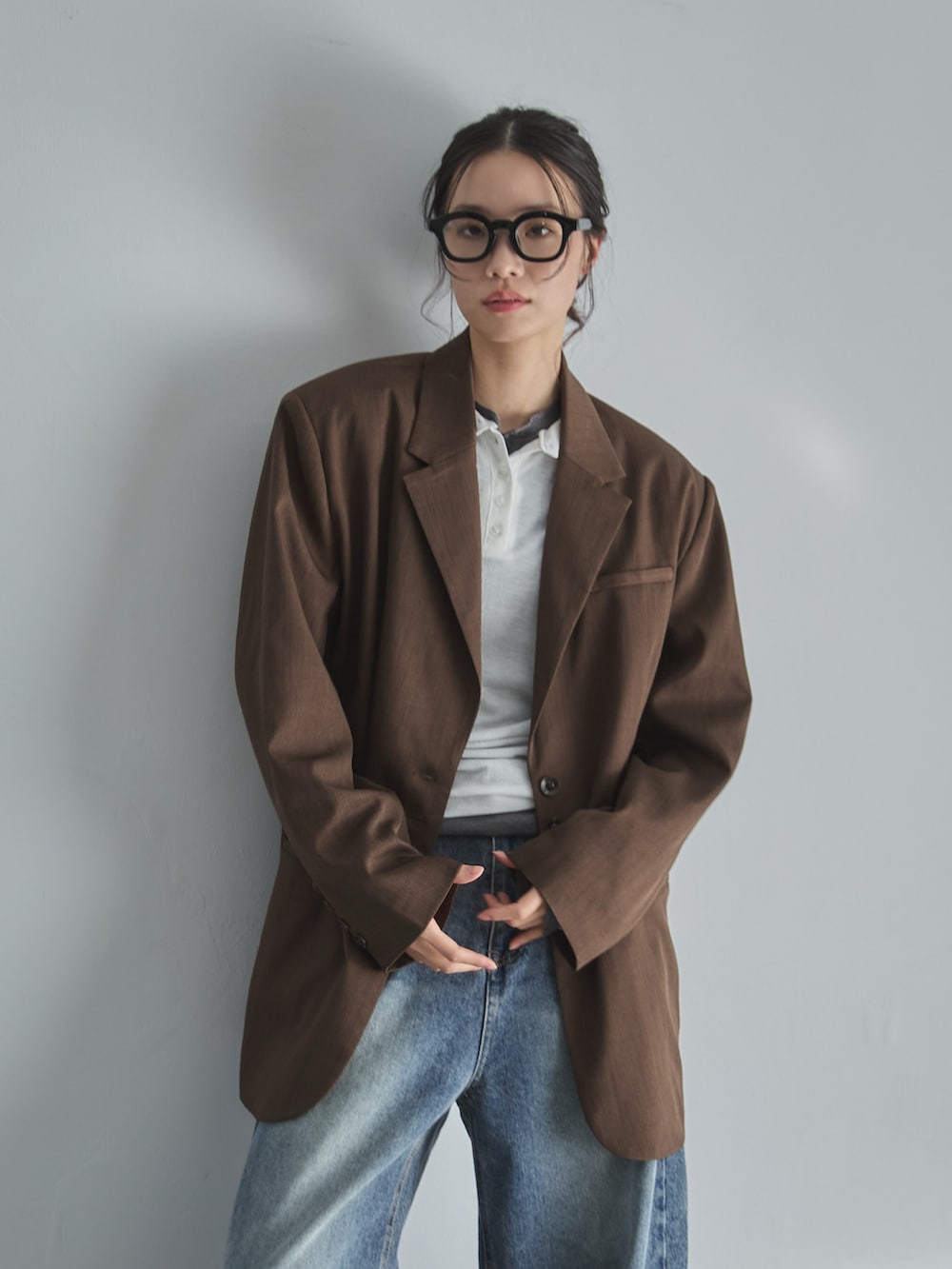 ホワイト系のTシャツ/カットソー、グレー系のTシャツ/カットソー、ブルー系のデニムパンツを着用したレディースの冬コーディネートの8枚目の写真