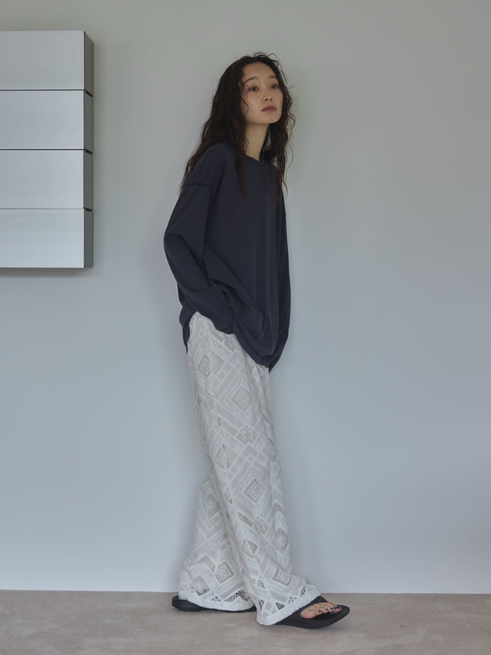 ブルー系のTシャツ/カットソー、ホワイト系のその他パンツ、ブラック系のサンダルを着用したレディースの夏コーディネートの2枚目の写真