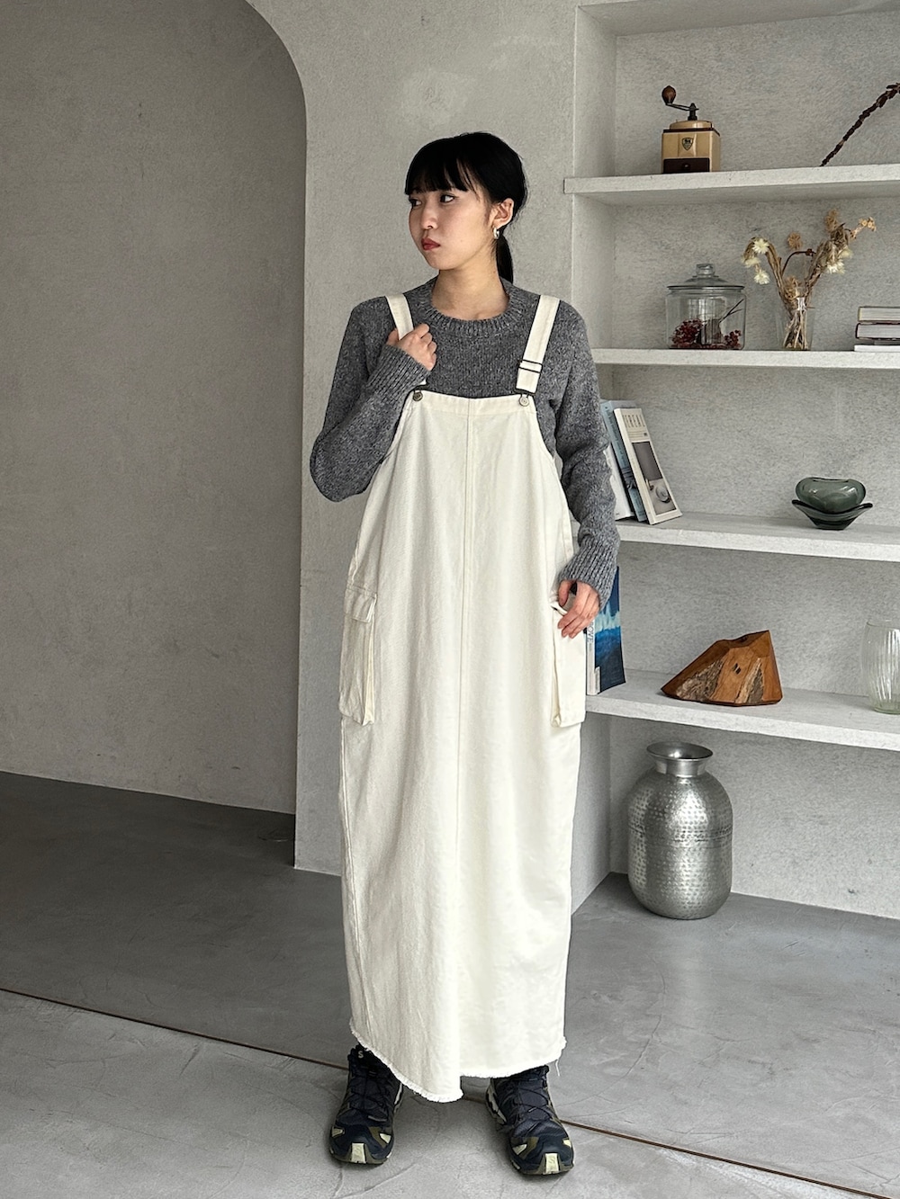 ホワイト系のジャンパースカート、グレー系のニット/セーター、その他のその他を着用したレディースの秋コーディネートの3枚目の写真