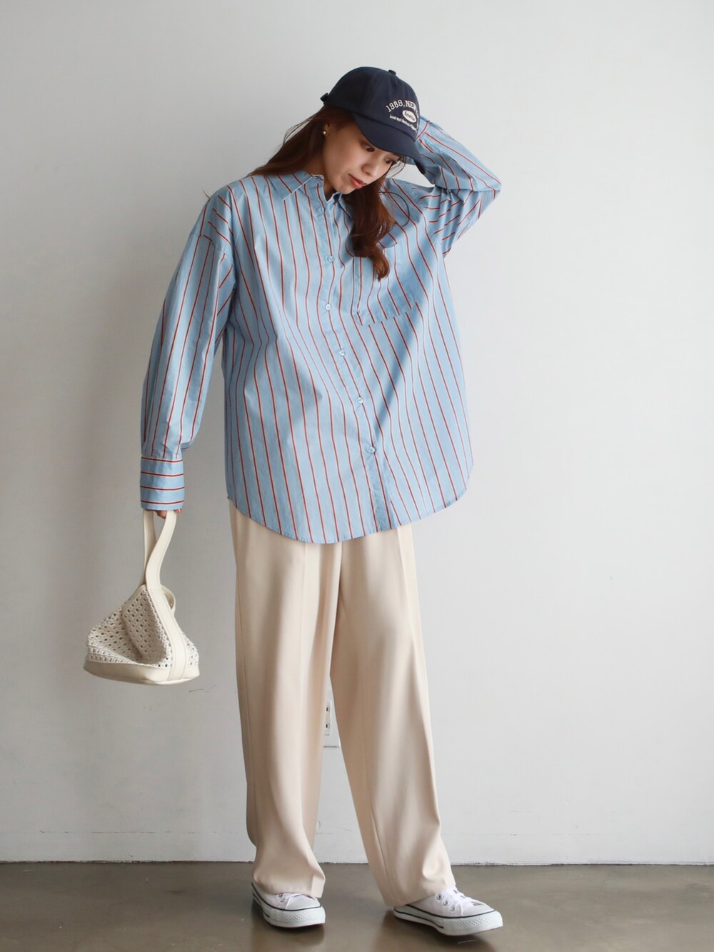 ブラック系のサンダル、ブラウン系のその他パンツ、ブラック系のハンドバッグを着用したレディースの冬コーディネートの2枚目の写真