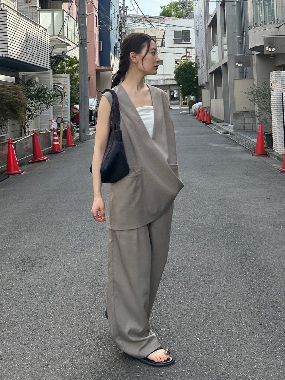 ベージュ系のその他トップス、ベージュ系のスラックス、ブラック系のトートバッグを着用したレディースの夏コーディネートの4枚目の写真