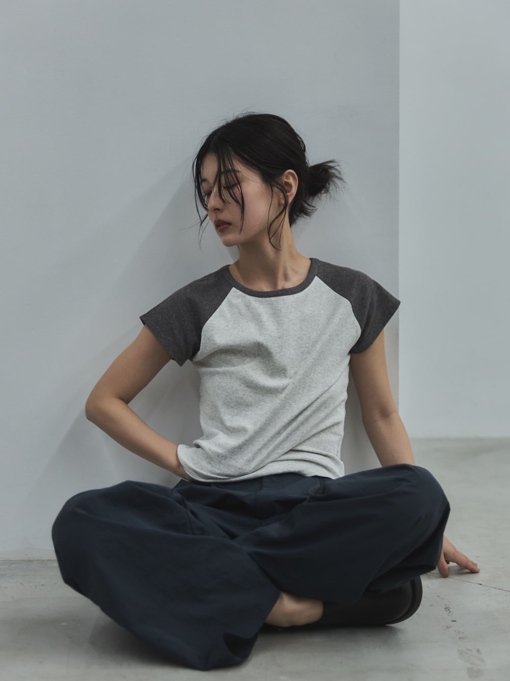ブルー系のその他パンツ、グレー系のTシャツ/カットソー、ブラック系のその他シューズを着用したレディースの春コーディネートの4枚目の写真