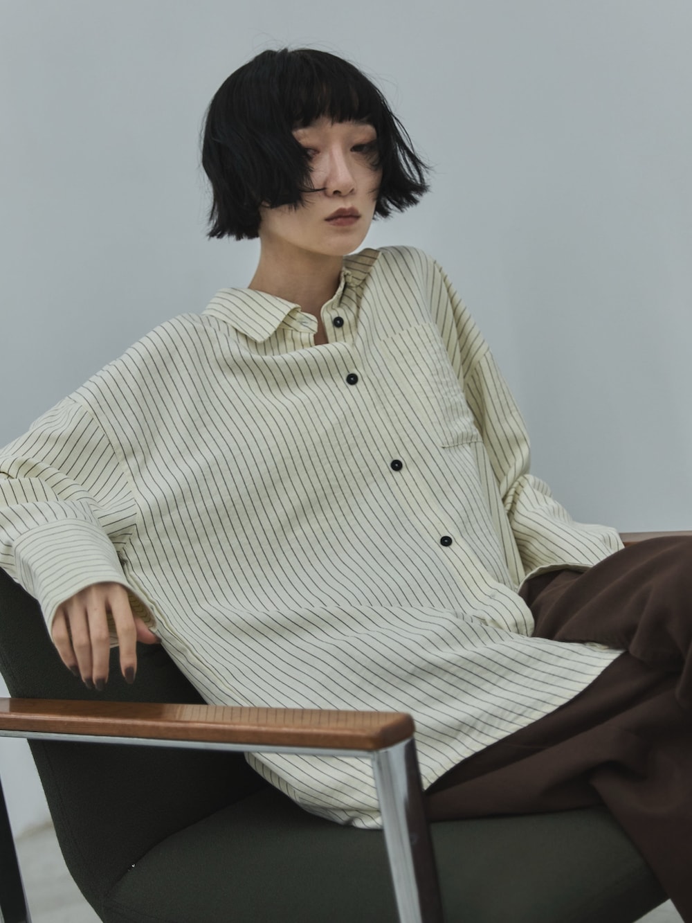 ホワイト系のシャツ/ブラウス、ブラウン系のデニムパンツ、ブラウン系のスニーカーを着用したレディースの秋コーディネートの5枚目の写真