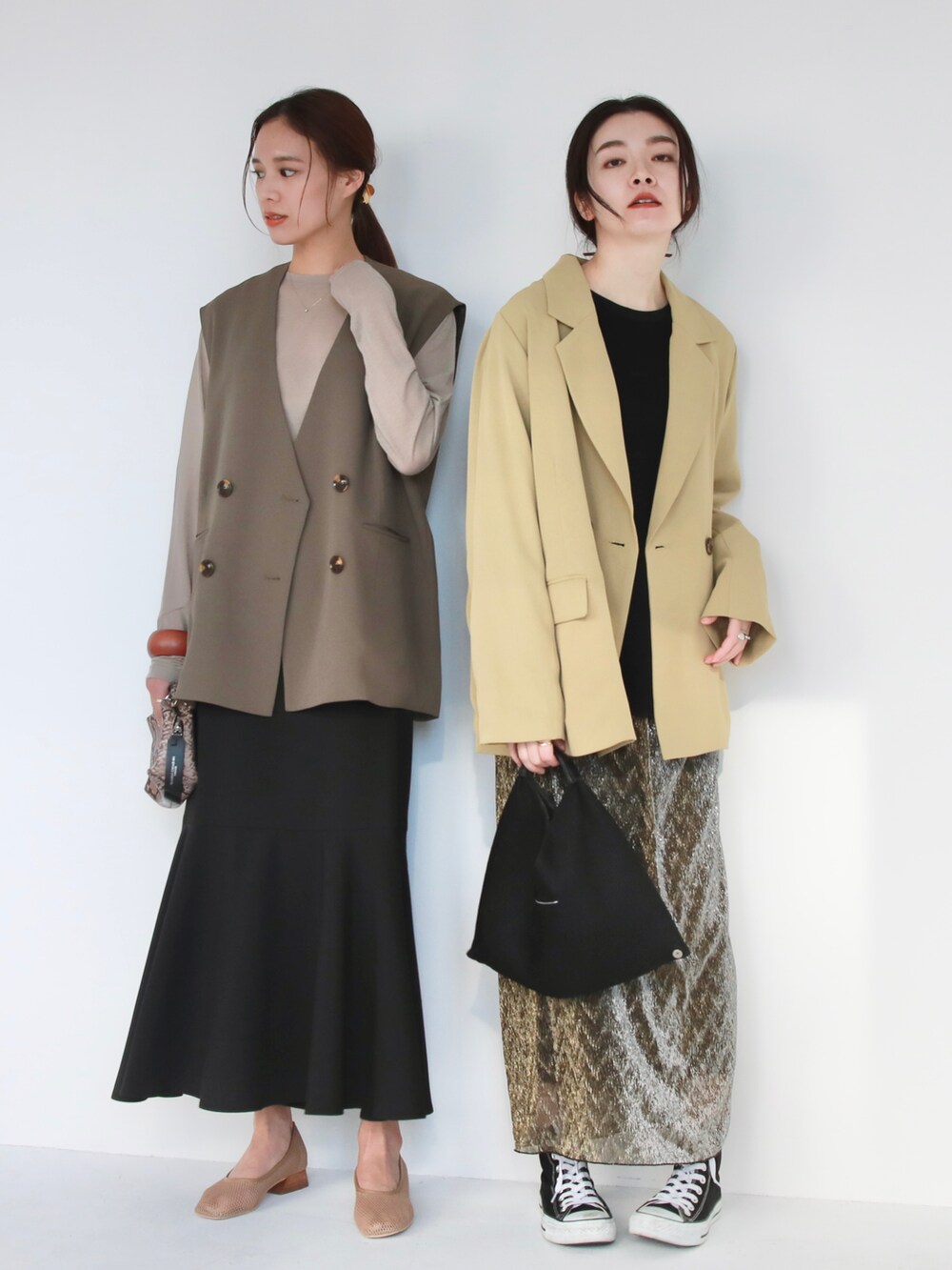 ブラウン系のベスト、グリーン系のテーラードジャケット、ブラック系のTシャツ/カットソーを着用したレディースの春コーディネートの3枚目の写真