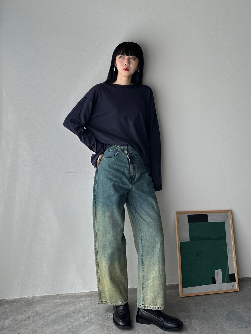 ブルー系のデニムパンツ、ブルー系のTシャツ/カットソー、その他のその他を着用したレディースの夏コーディネートの2枚目の写真