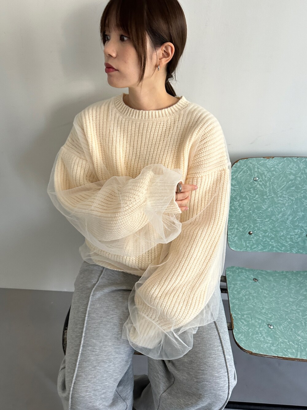 ホワイト系のニット/セーター、グレー系のスウェットパンツ、グレー系のスニーカーを着用したレディースの冬コーディネートの5枚目の写真