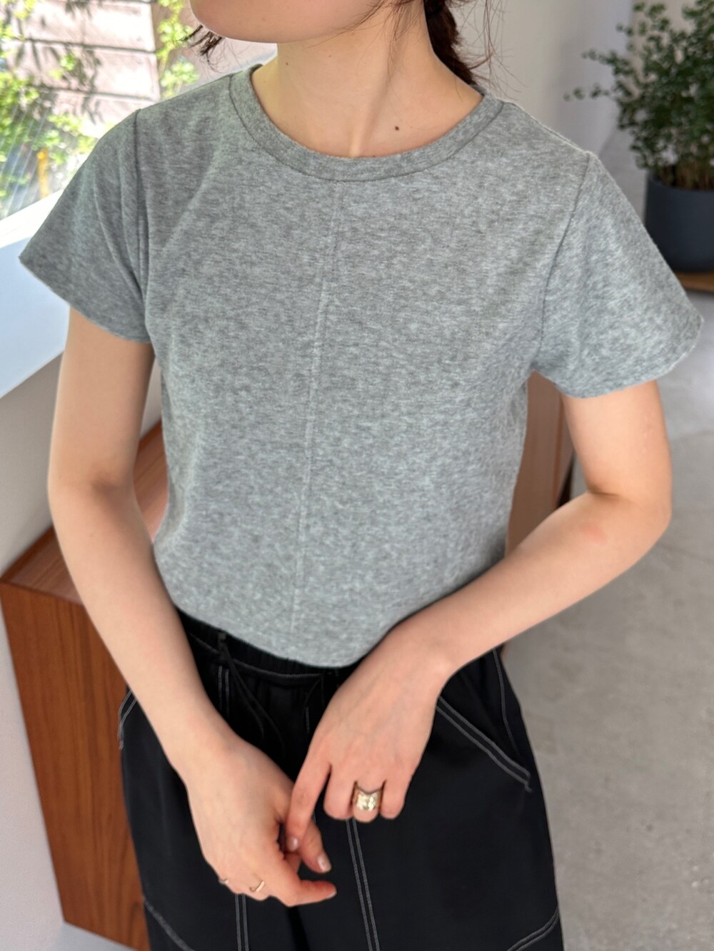 グレー系のTシャツ/カットソー、ブラック系のカーゴパンツ、ブラック系のサンダルを着用したレディースの夏コーディネートの3枚目の写真