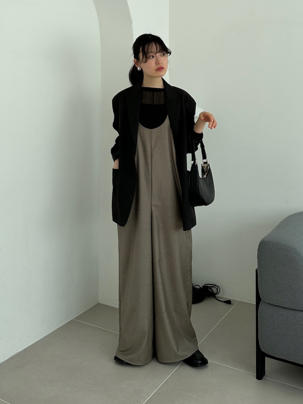ブラック系のTシャツ/カットソー、ブラック系のサンダル、ベージュ系のつなぎ/オールインワンを着用したレディースの春コーディネートの3枚目の写真