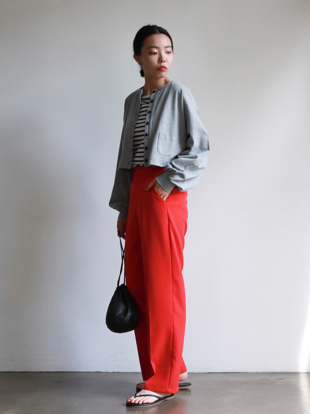 ブルー系のTシャツ/カットソー、グレー系のカーディガン/ボレロ、ブラック系のハンドバッグを着用したレディースの春コーディネートの2枚目の写真