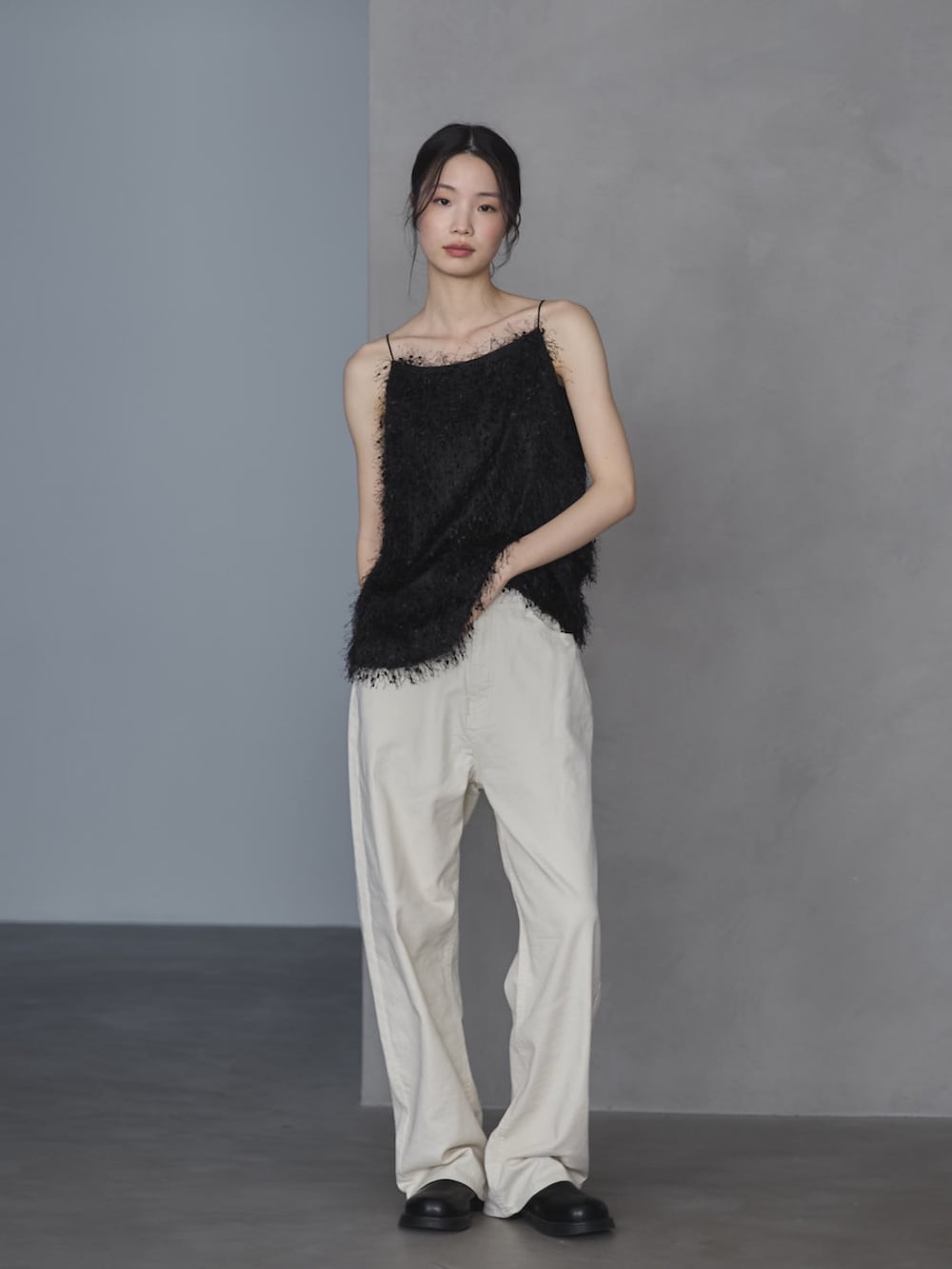 ブラック系のその他トップス、ブラック系のカバーオール、ホワイト系のデニムパンツを着用したレディースの冬コーディネートの9枚目の写真