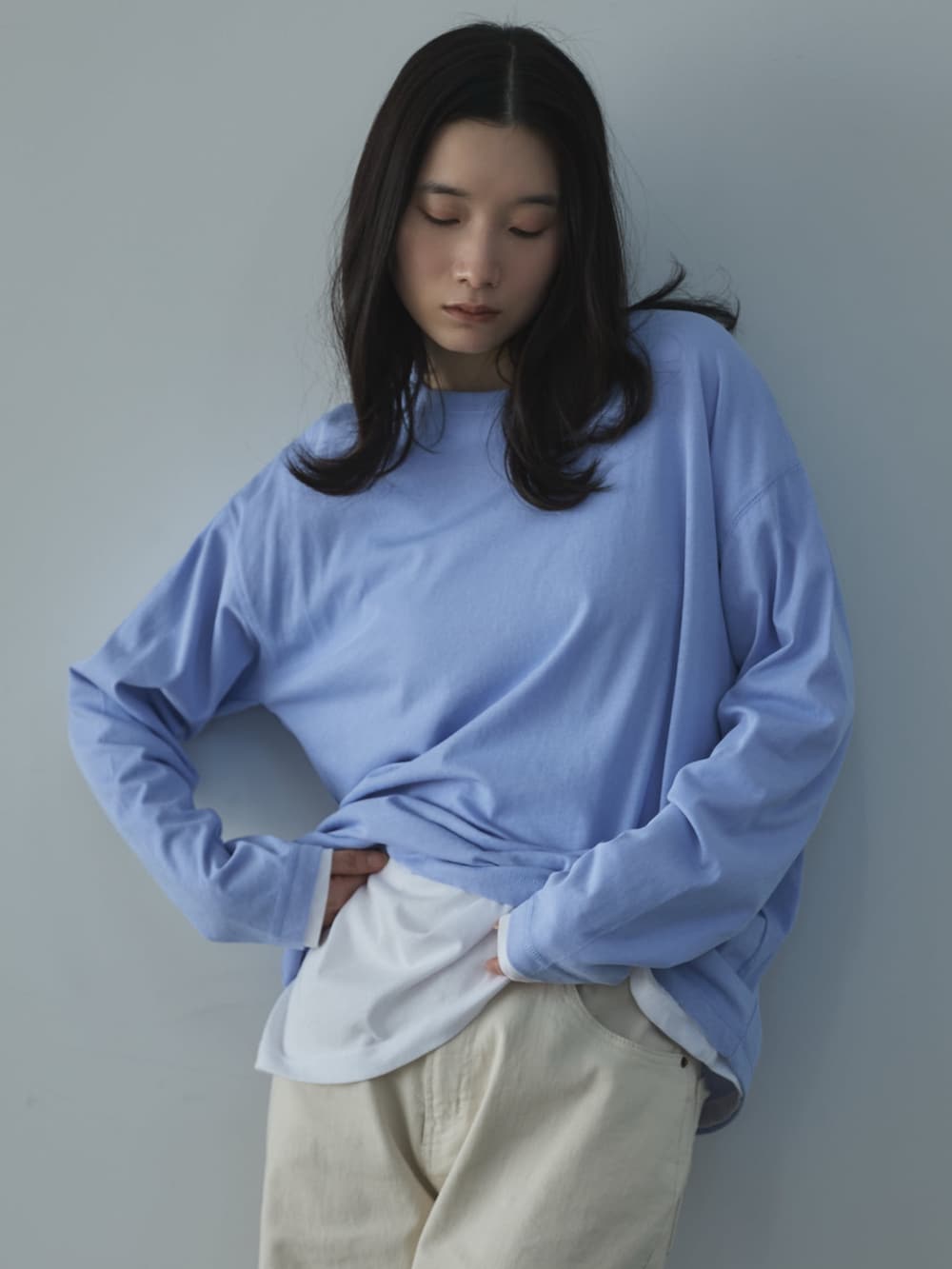 ブルー系のTシャツ/カットソー、ホワイト系のTシャツ/カットソー、ホワイト系のデニムパンツを着用したレディースの春コーディネートの5枚目の写真