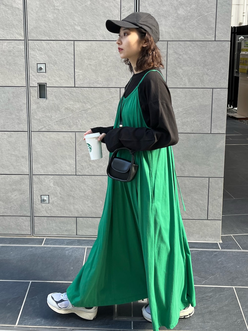 「きれいめカジュアル、スニーカー、アームウォーマー、私の推しブランド、レイヤードスタイル、シンプルコーデ、おでかけコーデ、ゆるコーデ、カラーコーデ、プチプラ、大人カジュアル、キャミワンピ、カラー×コーデ、キャップ、差し色」｜「feepurのフロントギャザーフレアキャミワンピース（ワンピース、グリーン系）」を使った、feepurさん（骨格ウェーブ・レディース・156cm）の冬コーディネートの3枚目の写真