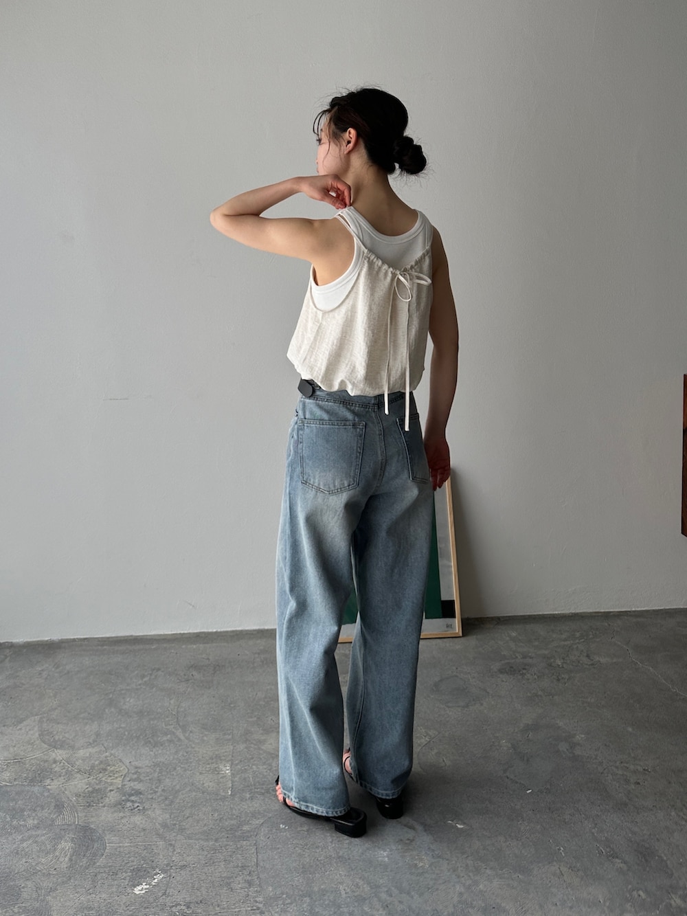 ホワイト系のシャツ/ブラウス、ホワイト系のタンクトップ、ブルー系のデニムパンツを着用したレディースの春コーディネートの2枚目の写真