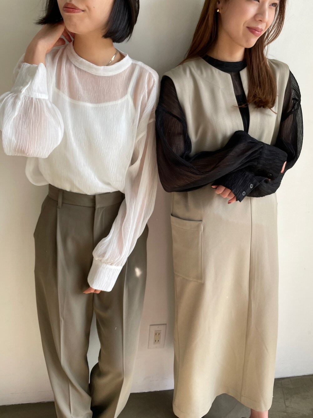 ホワイト系のシャツ/ブラウス、ブラック系のシャツ/ブラウス、グリーン系のワンピースを着用したレディースの春コーディネートの2枚目の写真