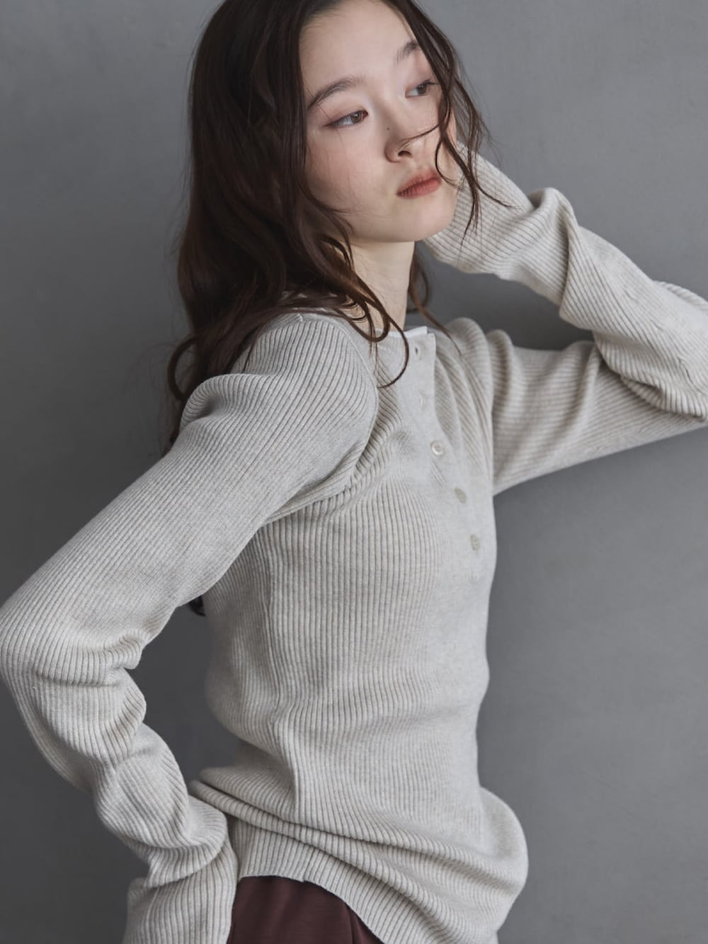 ホワイト系のニット/セーター、ブラウン系のその他パンツ、ブラック系のその他シューズを着用したレディースの冬コーディネートの6枚目の写真