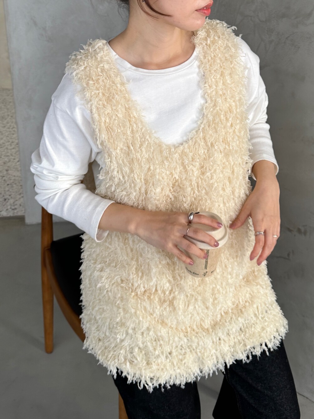 ホワイト系のベスト、ブラック系のデニムパンツ、その他のその他を着用したレディースの春コーディネートの3枚目の写真