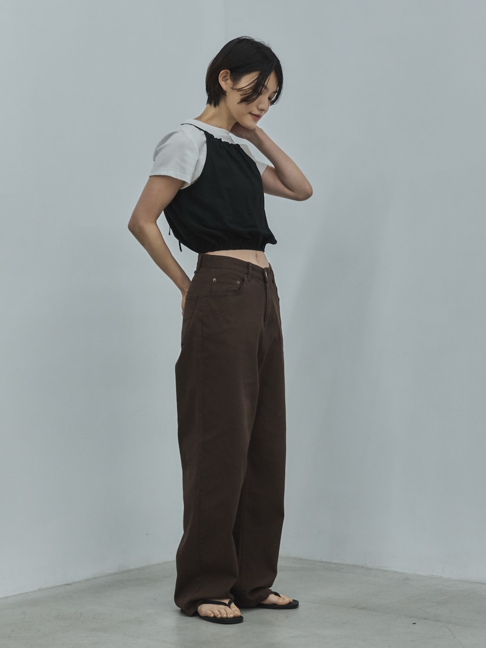 ホワイト系のTシャツ/カットソー、ブラック系のシャツ/ブラウス、ブラウン系のその他パンツを着用したレディースの夏コーディネートの2枚目の写真