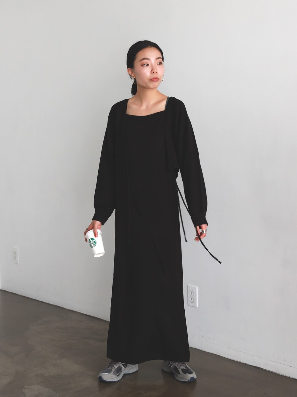 ブラック系のワンピース、グレー系のスニーカー、その他のその他を着用したレディースの秋コーディネートの2枚目の写真