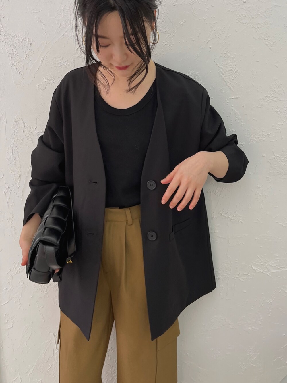 グリーン系のカーゴパンツ、ブラック系のサンダル、ブラック系のノーカラージャケットを着用したレディースの冬コーディネートの3枚目の写真