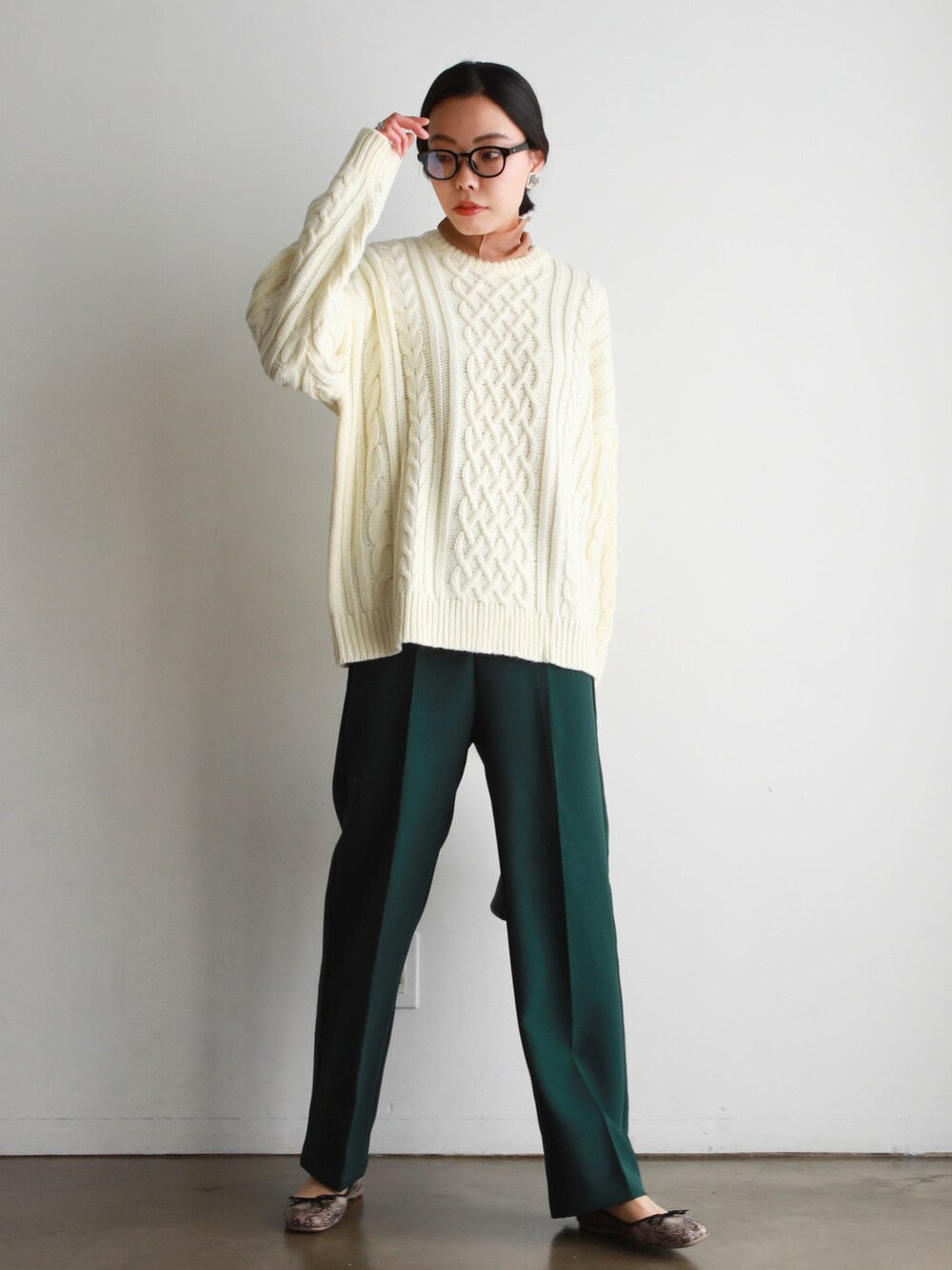 グリーン系のカーディガン/ボレロ、その他のショルダーバッグ、ホワイト系のニット/セーターを着用したレディースの冬コーディネートの2枚目の写真