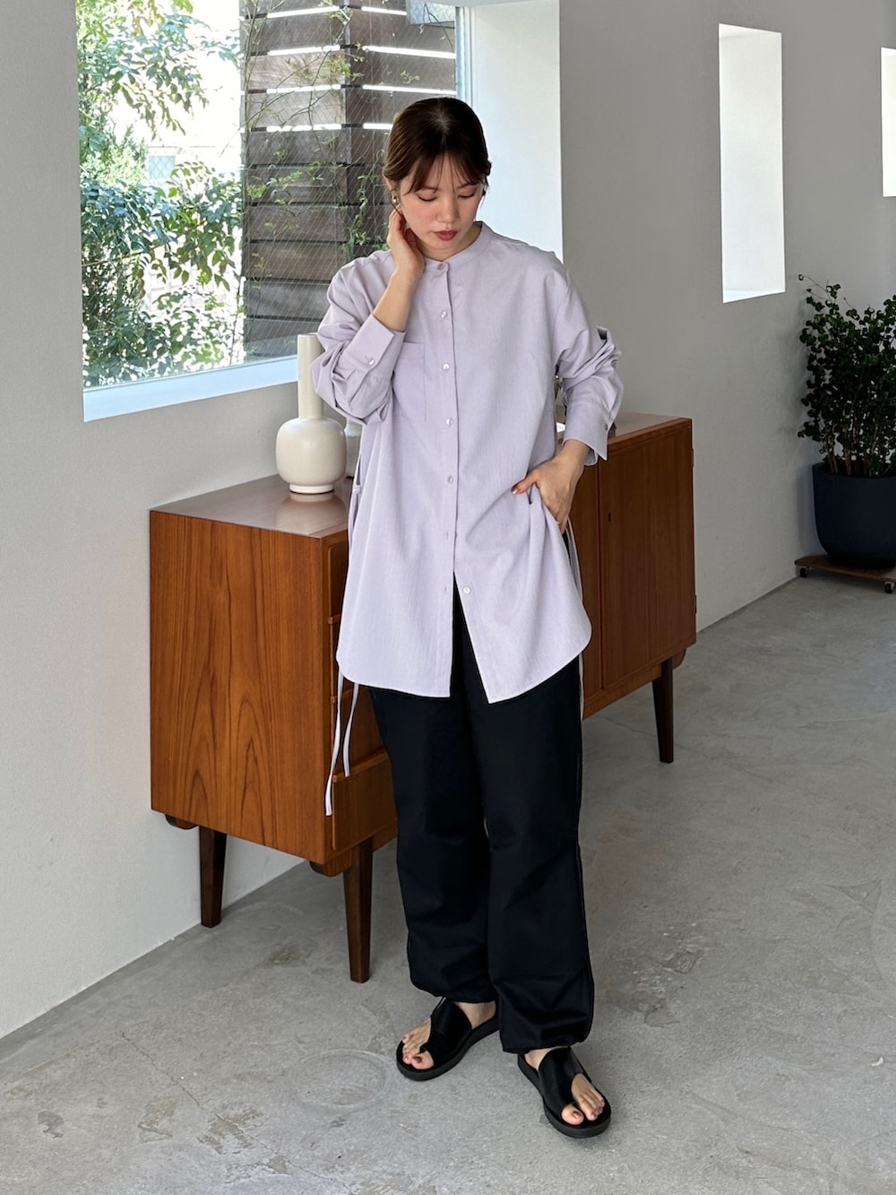 パープル系のシャツ/ブラウス、ブラック系のカーゴパンツ、ブラック系のサンダルを着用したレディースの春コーディネートの2枚目の写真