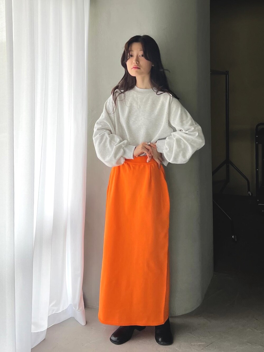 オレンジ系のニット/セーター、ブラック系のデニムパンツ、その他のその他を着用したレディースの冬コーディネートの3枚目の写真