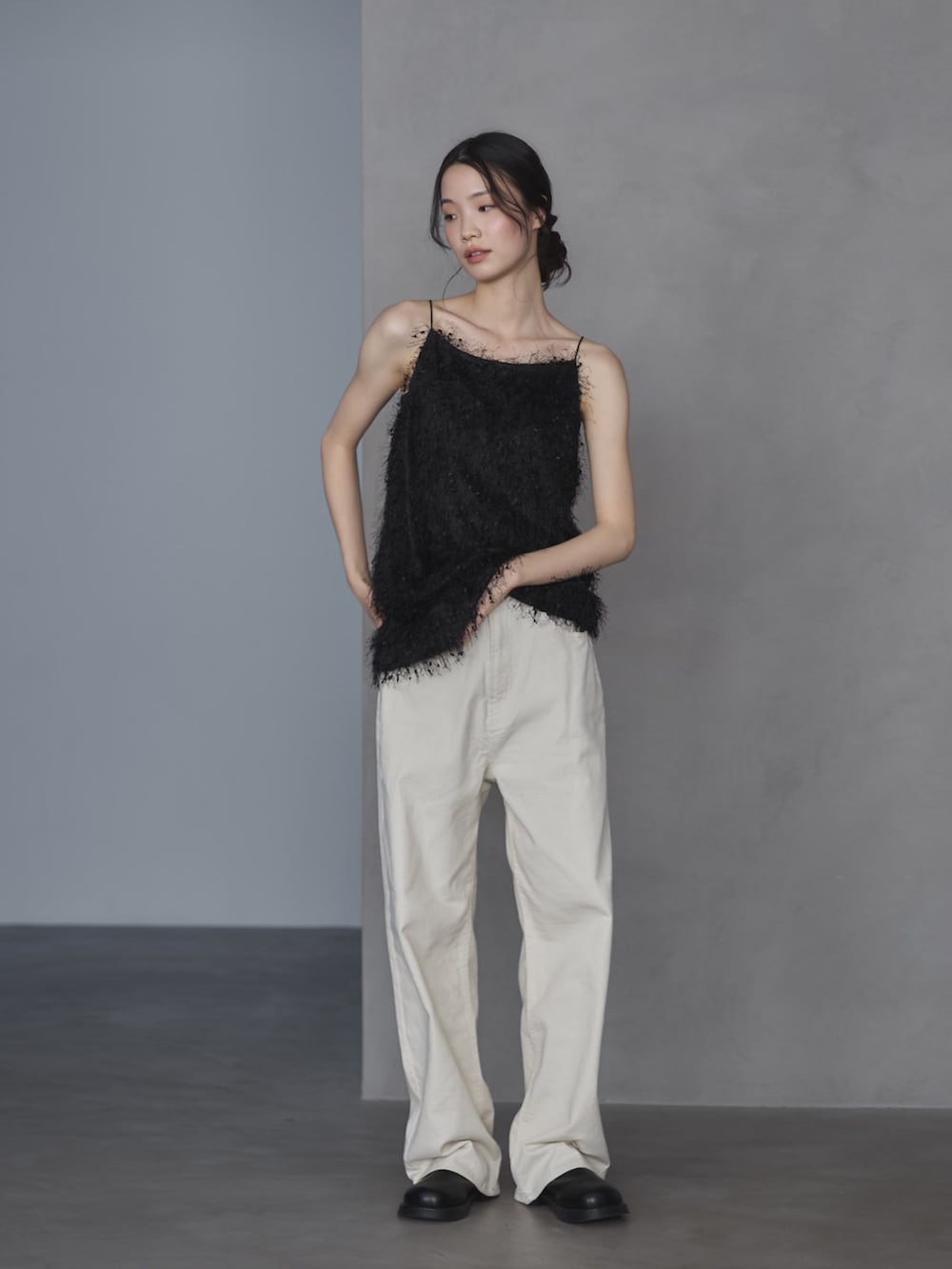 ブラック系のその他トップス、ブラック系のカバーオール、ホワイト系のデニムパンツを着用したレディースの冬コーディネートの8枚目の写真