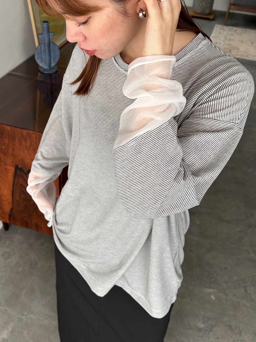 ホワイト系のTシャツ/カットソー、ブラック系のスカート、その他のその他を着用したレディースの夏コーディネートの3枚目の写真