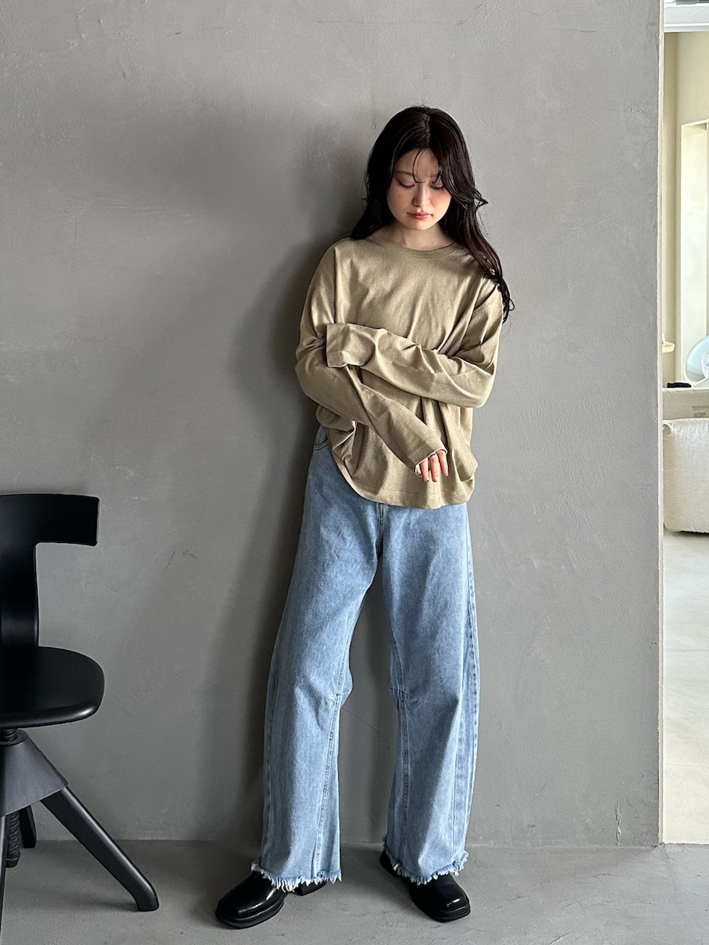 ブラウン系のTシャツ/カットソー、ブルー系のデニムパンツ、ブラック系のスリッポンを着用したレディースの夏コーディネートの2枚目の写真