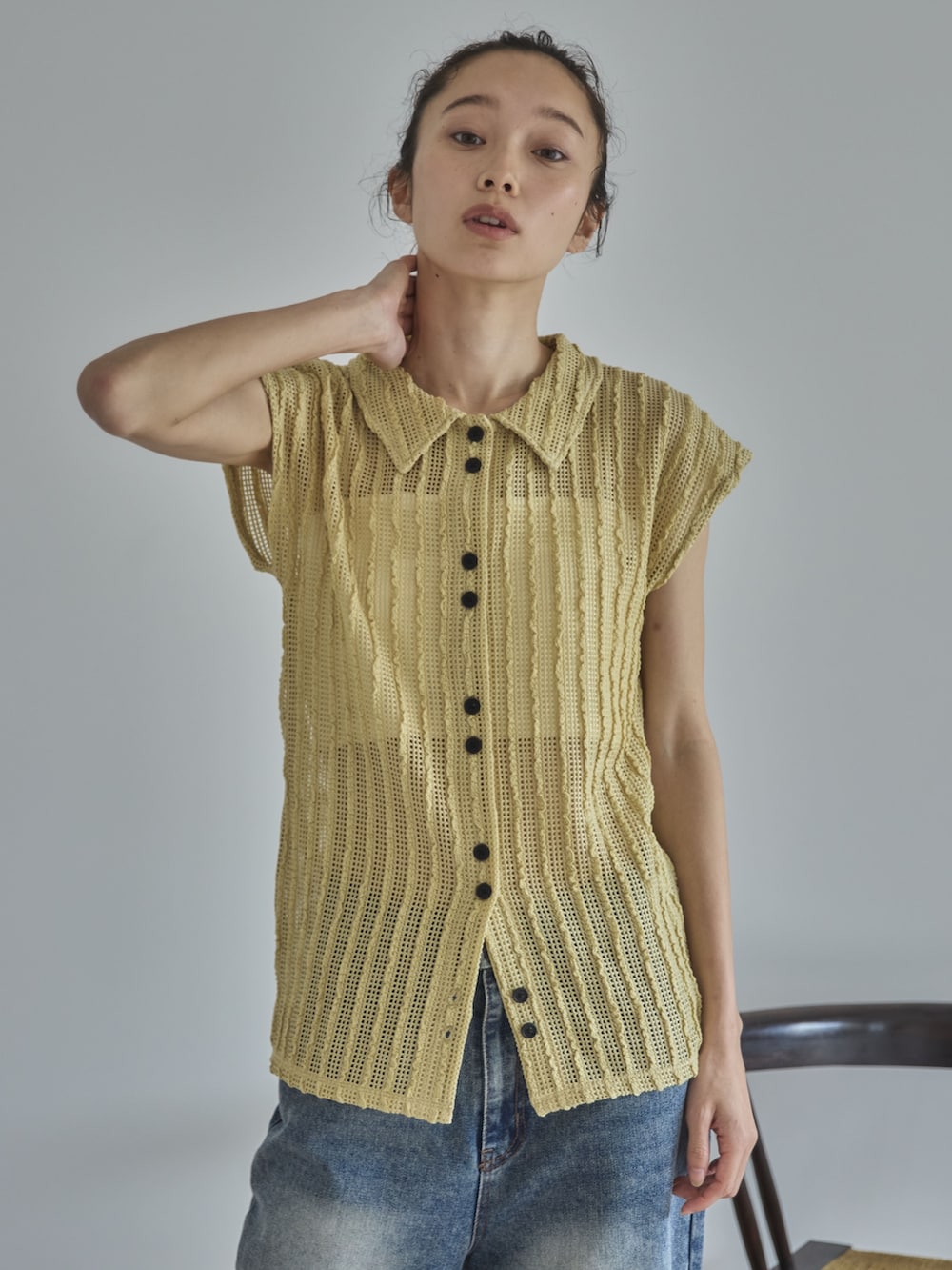 ベージュ系のカーディガン/ボレロ、ブルー系のデニムパンツ、ブラック系のサンダルを着用したレディースの夏コーディネートの4枚目の写真