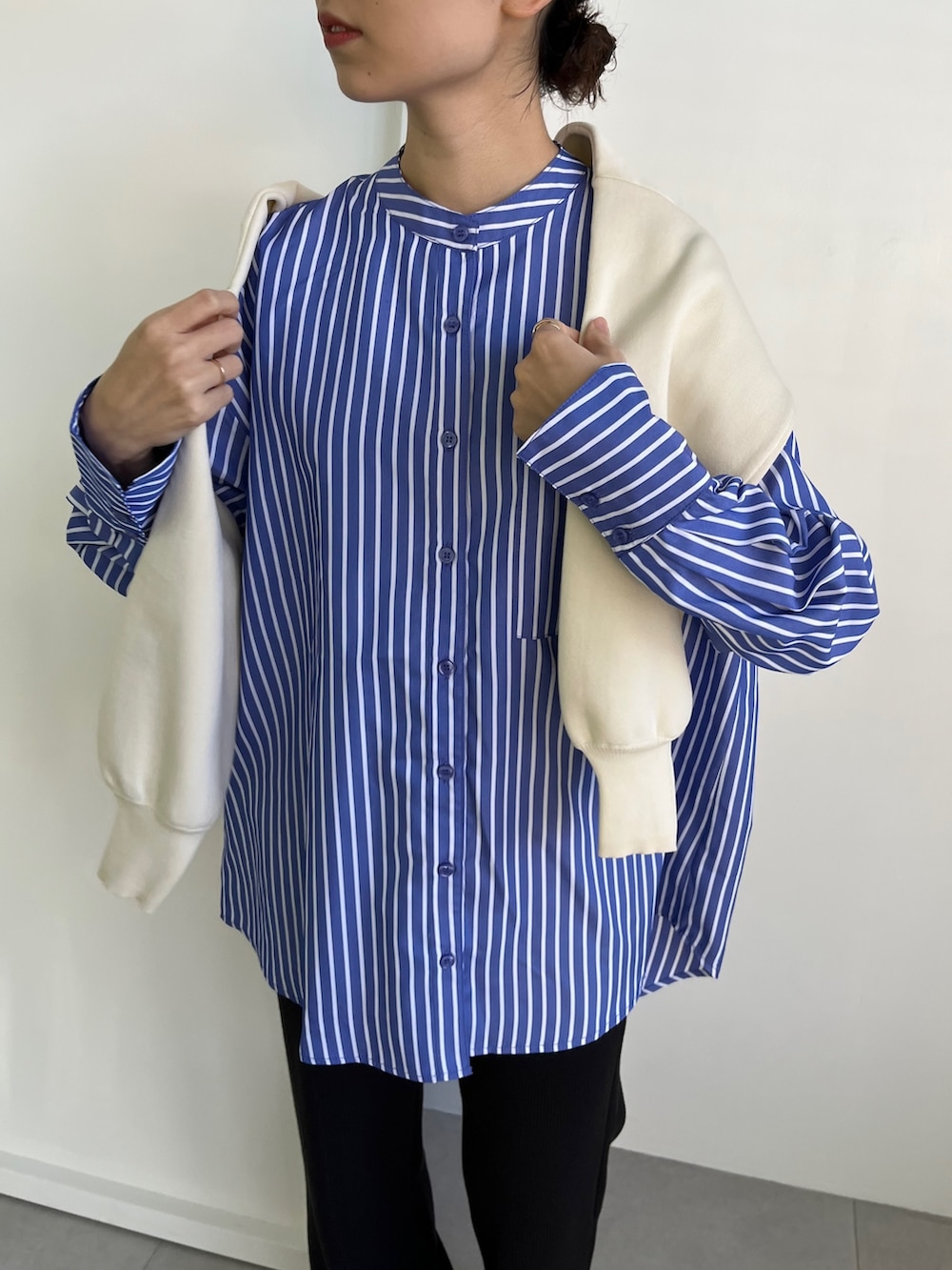 ブルー系のシャツ/ブラウス、ホワイト系のカーディガン/ボレロ、ブラック系のその他パンツを着用したレディースの春コーディネートの2枚目の写真