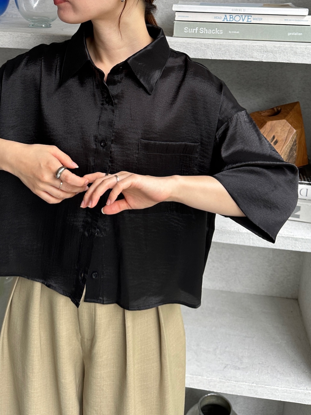 ブラック系のシャツ/ブラウス、ベージュ系のスラックス、その他のその他を着用したレディースの春コーディネートの3枚目の写真