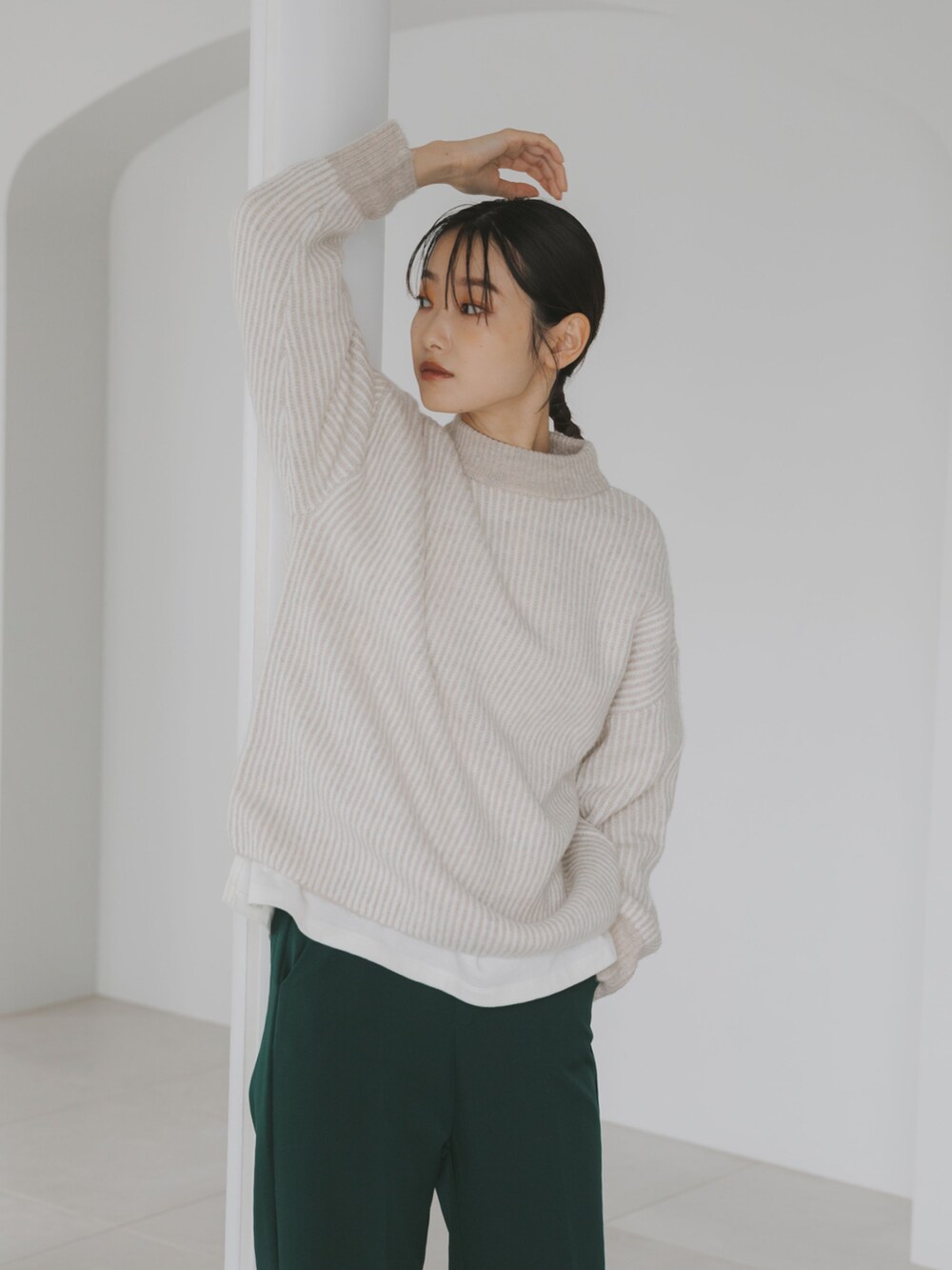 グリーン系のスラックス、ホワイト系のニット/セーター、その他のその他を着用したレディースの秋コーディネートの3枚目の写真