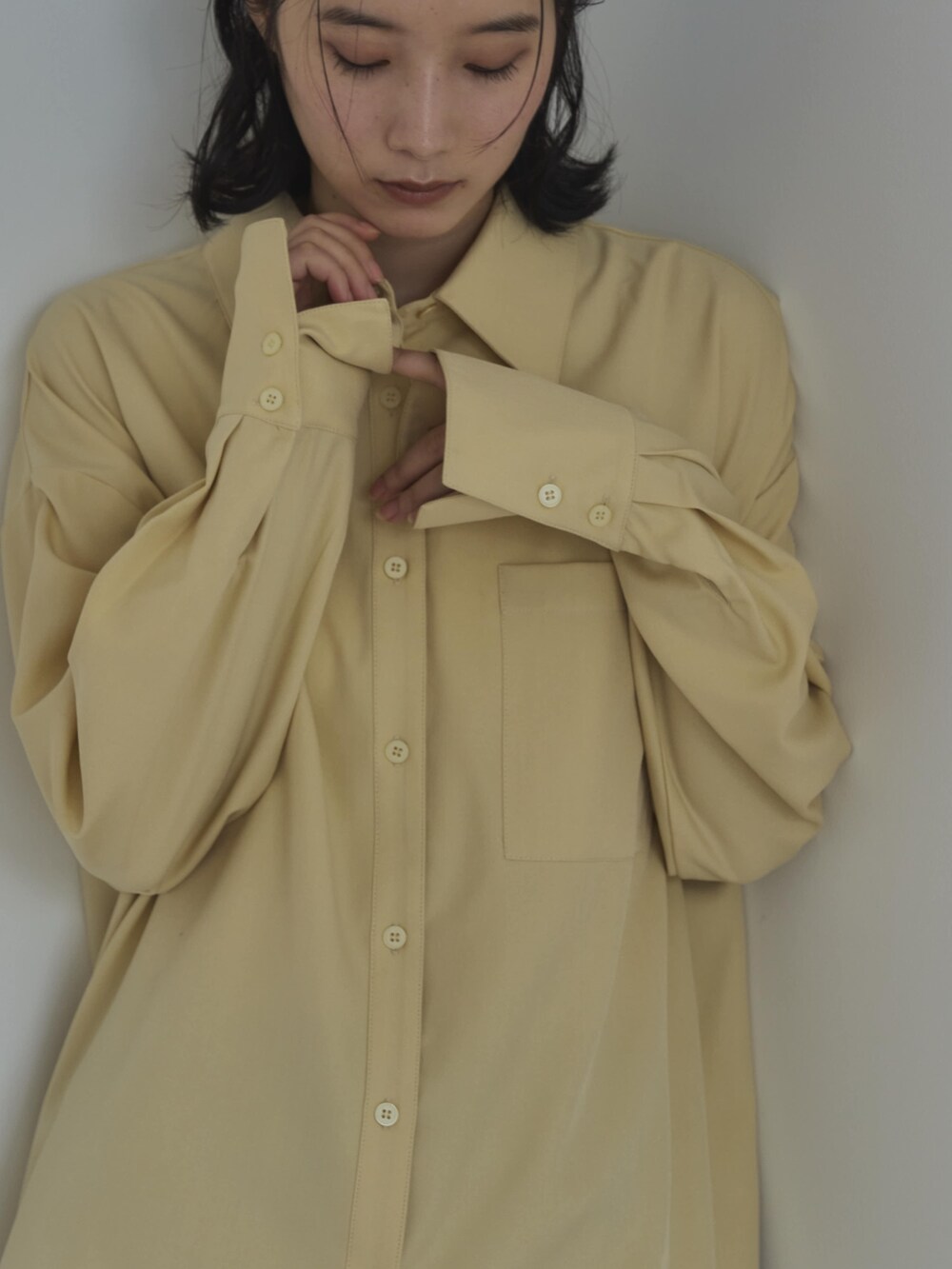 イエロー系のシャツ/ブラウス、ブルー系のデニムパンツ、ブラック系のサンダルを着用したレディースの夏コーディネートの4枚目の写真