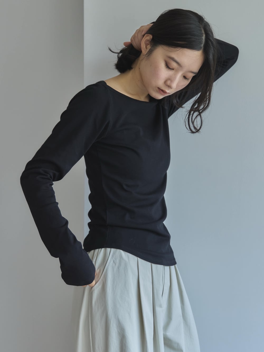 ブラック系のTシャツ/カットソー、ホワイト系のその他パンツ、ブラック系のサンダルを着用したレディースの夏コーディネートの4枚目の写真