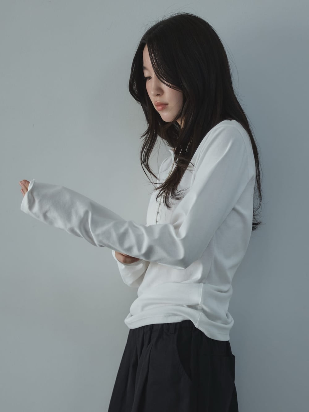 ホワイト系のTシャツ/カットソー、ブラック系のその他パンツ、ブラック系のその他シューズを着用したレディースの春コーディネートの4枚目の写真